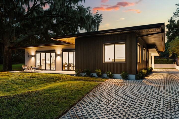 Property Photo: 930 East Boulevard FL 34786