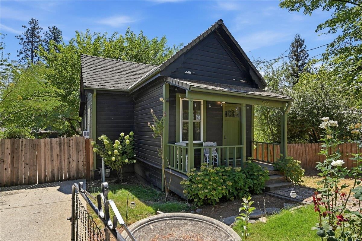 Property Photo: 623 Brighton Street CA 95945