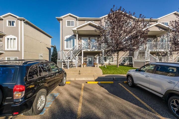 Property Photo:  37 Somerset Lane SE  AB T1B 0E5 