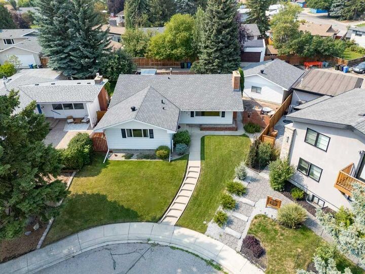 Property Photo:  1032 Cannock Place SW  AB T2W 1M7 