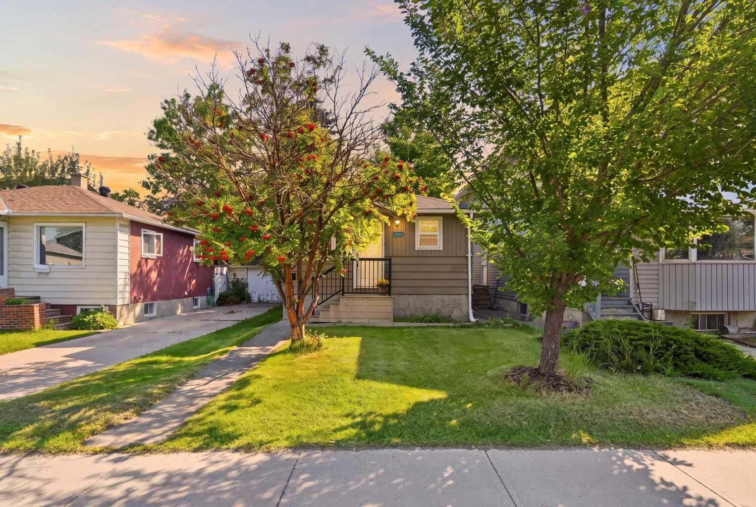 Property Photo: 2512 19 Street NW AB T2M 3V4