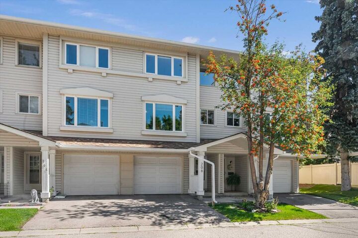 Property Photo: 208 Queenston Heights SE AB T3Z 0E6