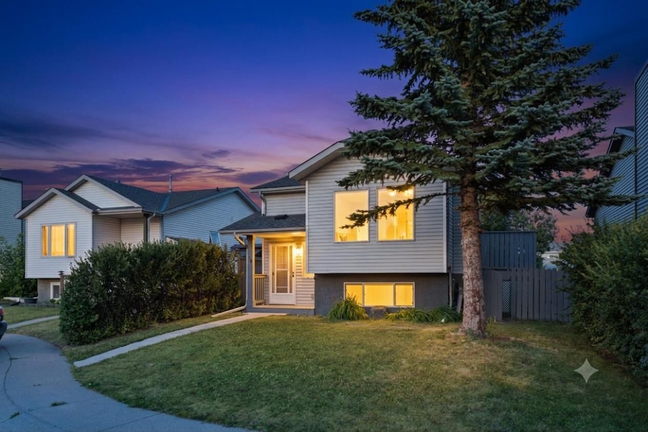 Property Photo:  52 Erin Meadows Court SE  AB T2B 2Z7 