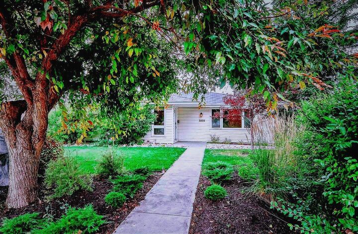 Property Photo:  5839 Dalkeith Hill  AB T3A 1G5 