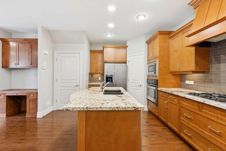Property Photo:  133 12 Avenue NW 2  AB T2M 0C4 