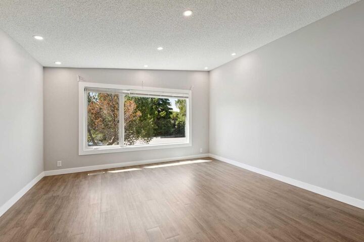 Property Photo:  702 Kingsmere Crescent SW  AB T2V 2H7 
