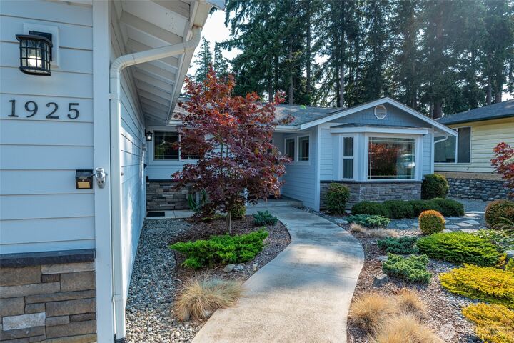 Property Photo:  1925 NE 8th Avenue  WA 98277 