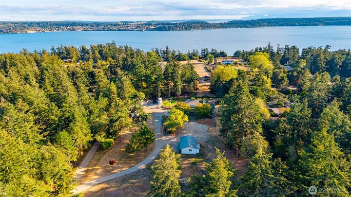 Property Photo:  1407  Arnold Road  WA 98277 