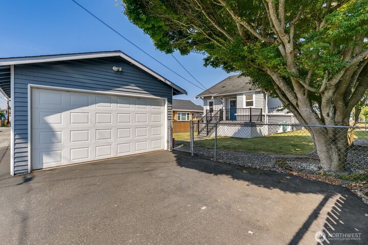 Property Photo:  2716  Leonard Drive  WA 98201 