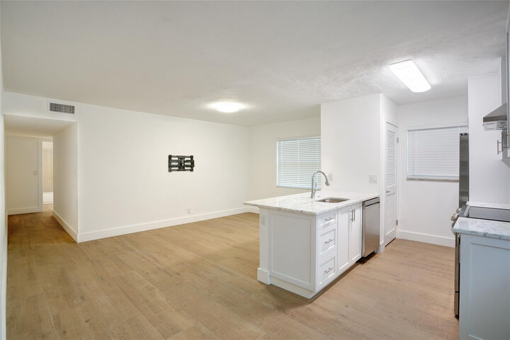 Property Photo: 530 S Federal Highway 14 FL 33301