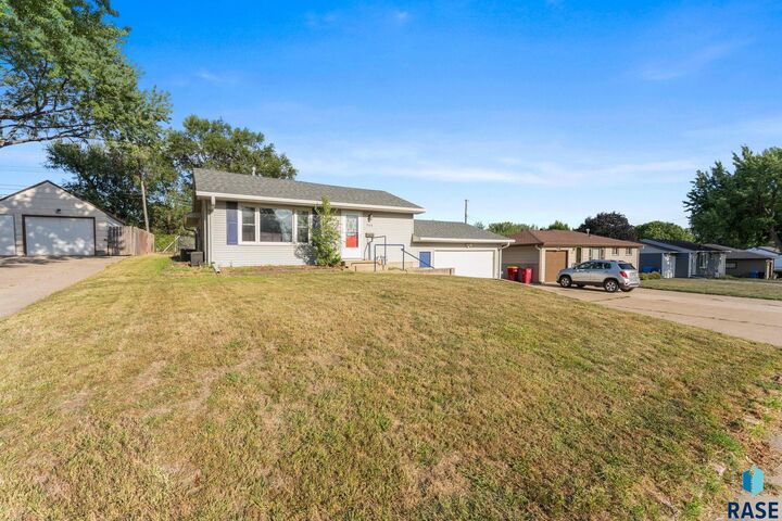 Property Photo: 908 S Conklin Ave SD 57103