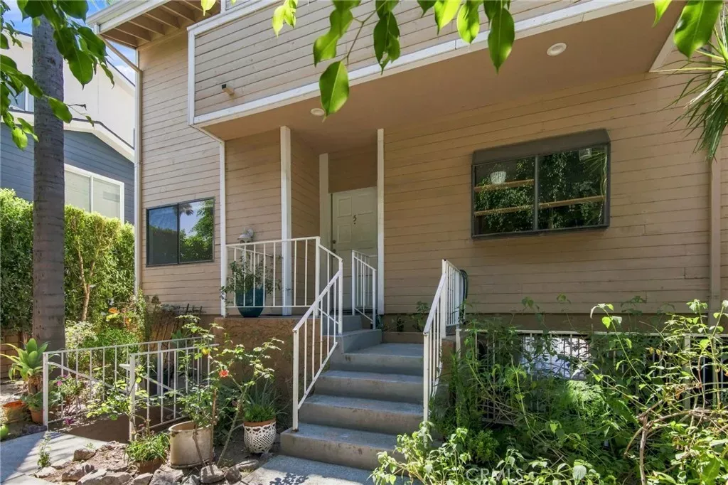 Property Photo:  5340 Wilkinson Avenue 5  CA 91607 