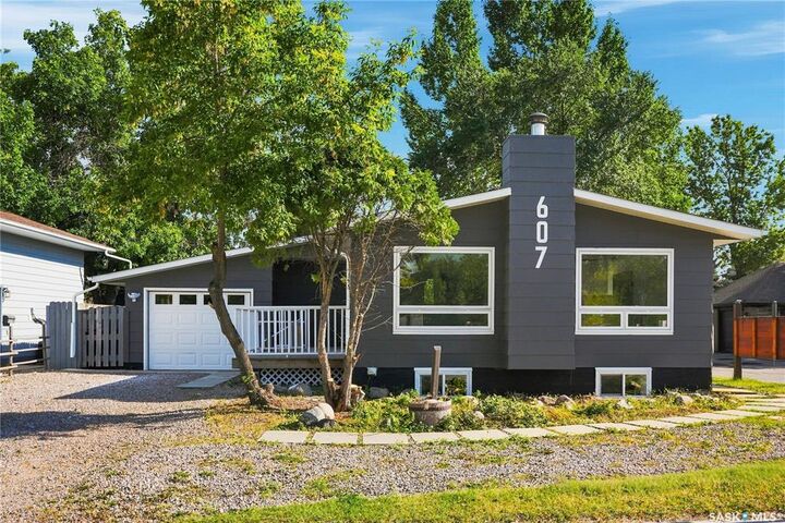 607 Lenore Drive — photo 1
