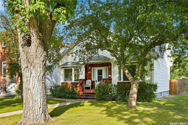 Property Photo: 1519 Munroe Avenue S SK S7H 2G6