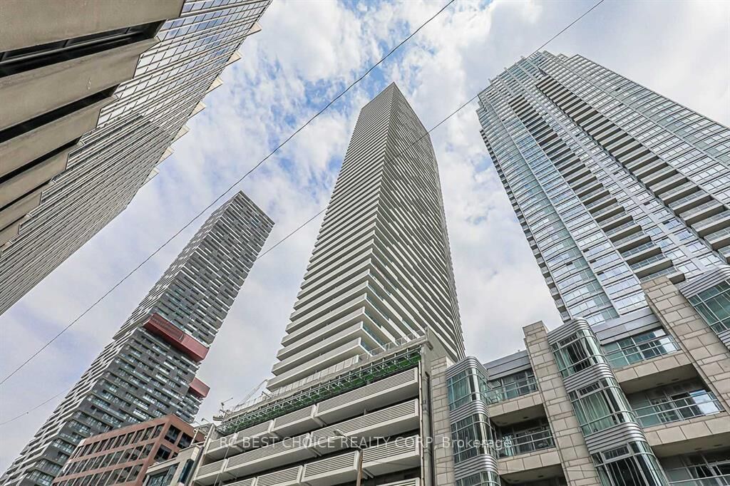 Property Photo:  2221 Yonge Street 1803  ON M4S 0B8 