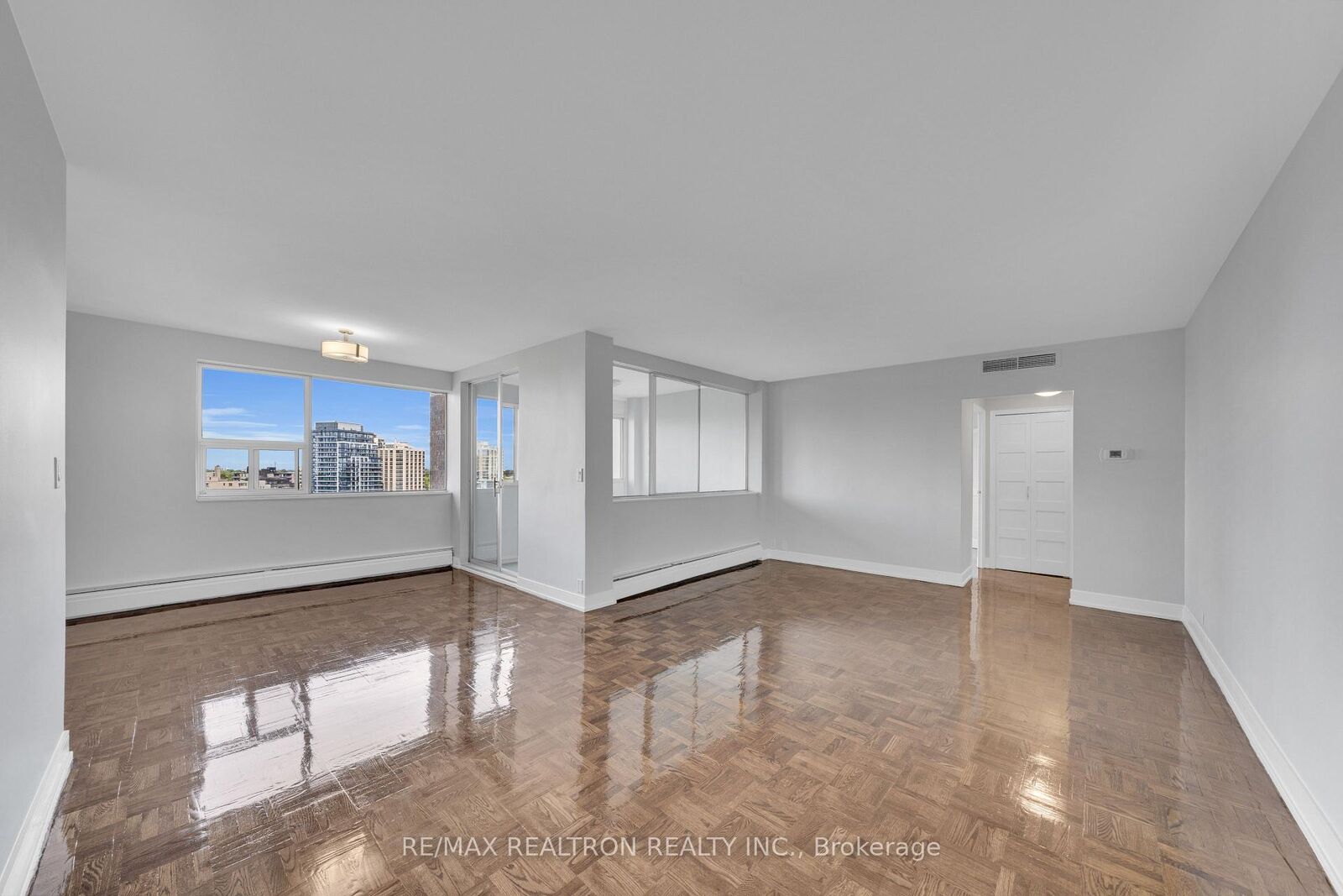 Property Photo:  9 Deer Park Crescent 1202  ON M4V 2C4 