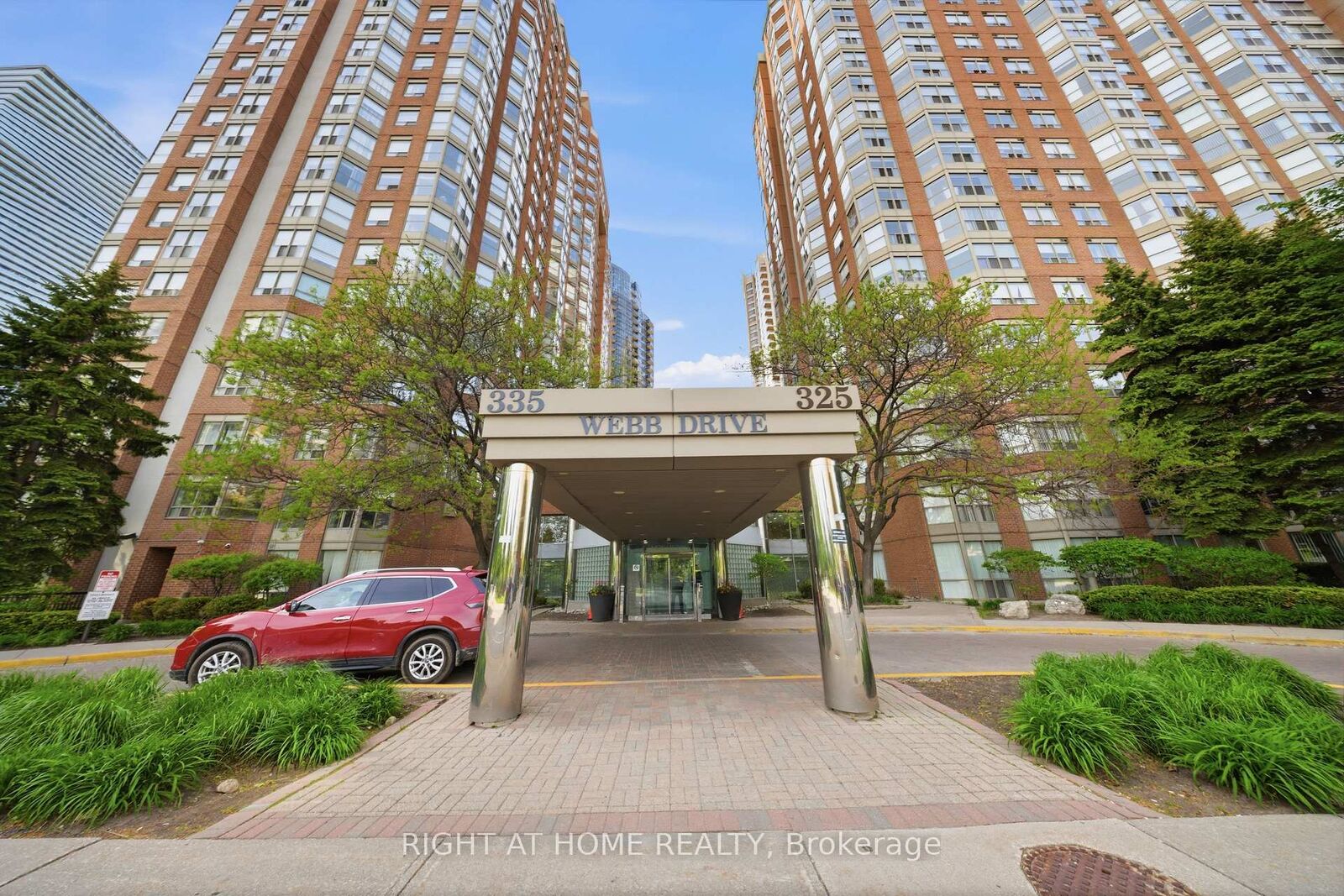 Property Photo:  335 Webb Drive 203  ON L5B 4A1 