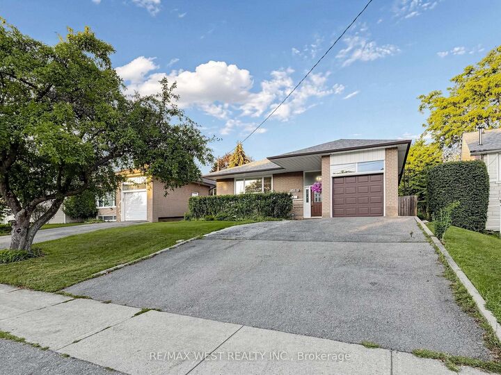 Property Photo: 941 Willowdale Avenue ON M2M 3C3