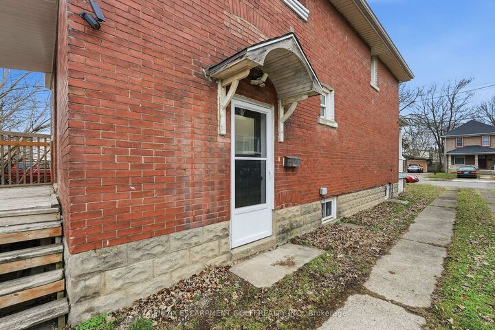Property Photo:  27 Albert Street Upper  ON L3B 4L1 