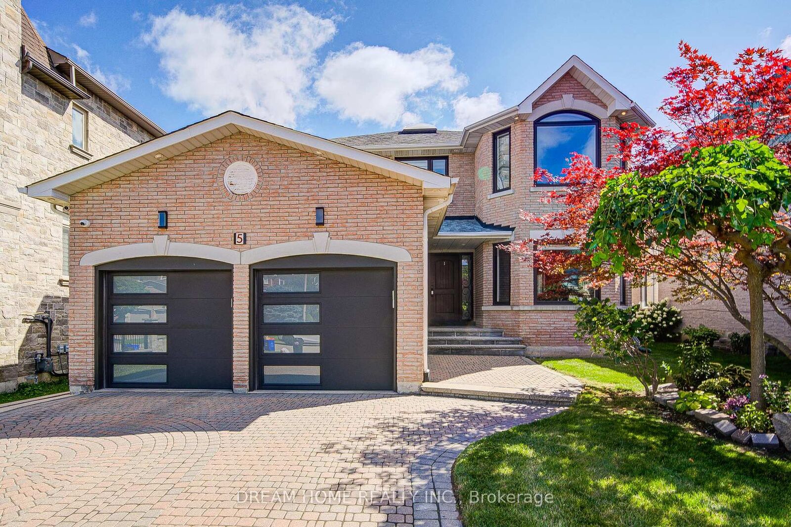 Property Photo: 5 Silk Court ON L4B 4A4