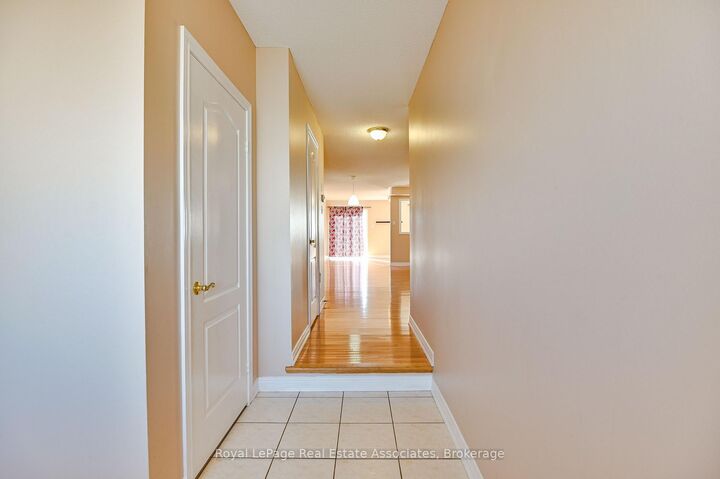 Property Photo:  354 Oaktree Circle  ON L5W 1V6 