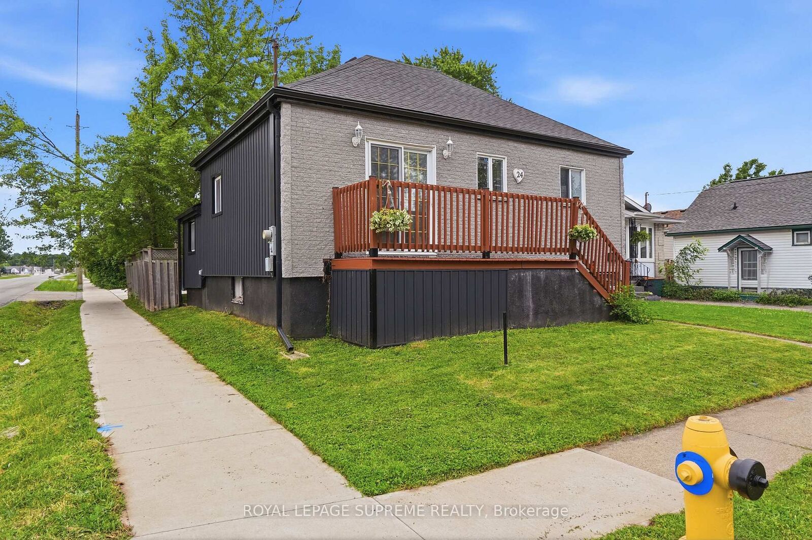 Property Photo:  24 Alexandra Boulevard  ON L2P 1J7 