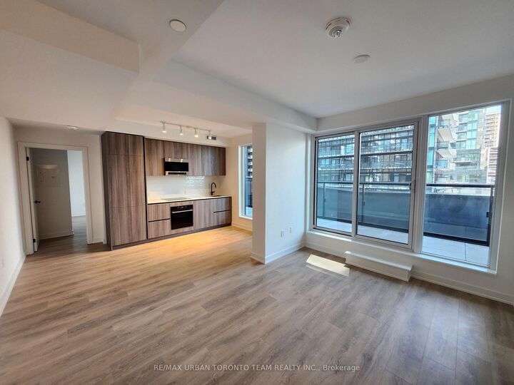 Property Photo: 117 Broadway Avenue 701 ON M4P 1V3
