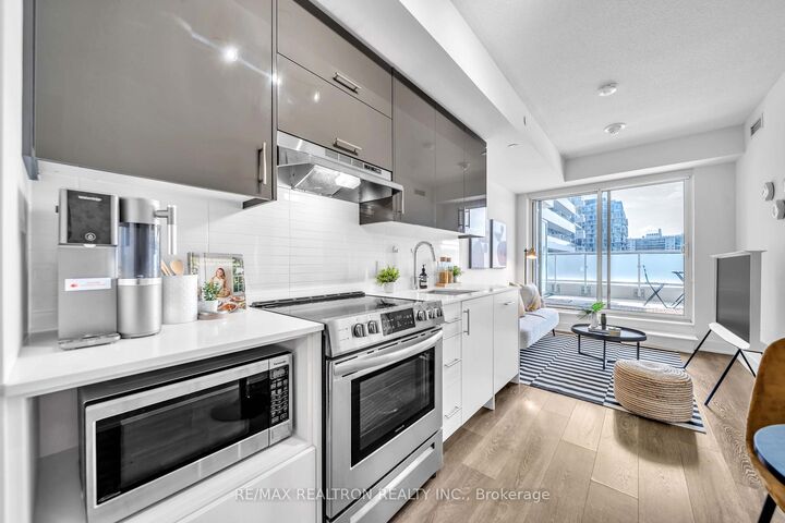Property Photo: 188 Fairview Mall Drive 606 ON M2J 0H7