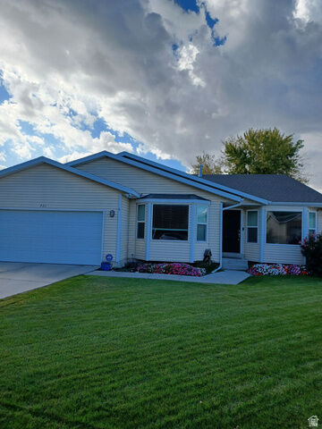 Property Photo: 791 W Spanish Oak Way UT 84123