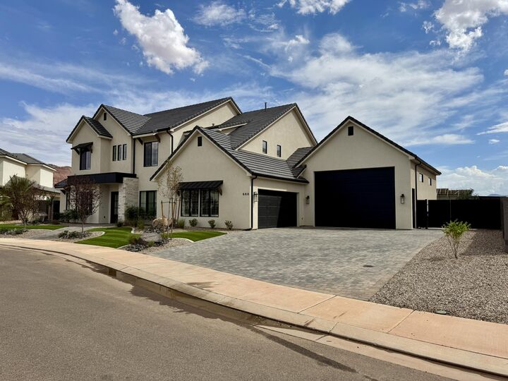 Property Photo: 668 E Pine St UT 84780