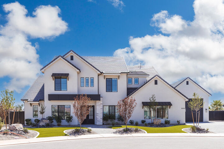 Property Photo: 668 E Pine St UT 84780
