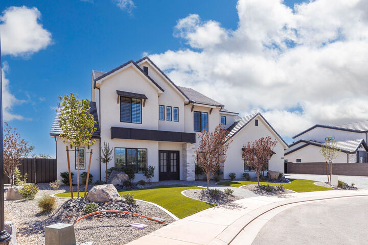 Property Photo:  668 E Pine St  UT 84780 