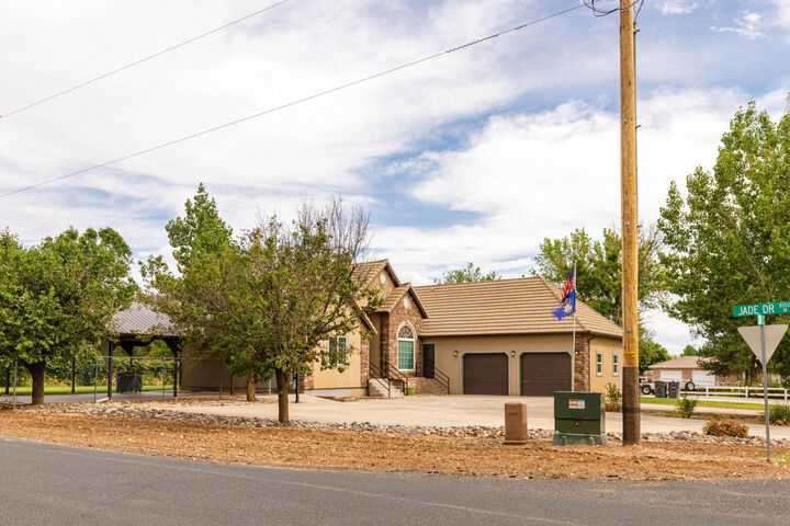 Property Photo: 8040 N Onyx Ct UT 84770