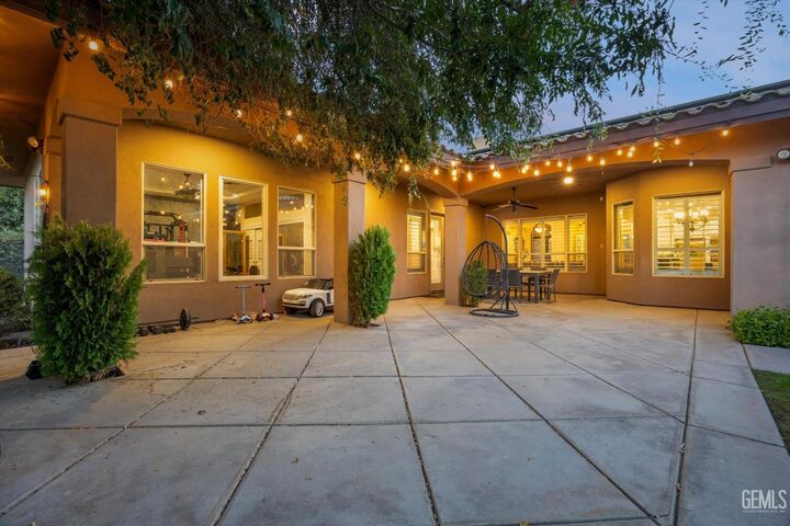 Property Photo:  2206 Ribble Valley Drive  CA 93311 