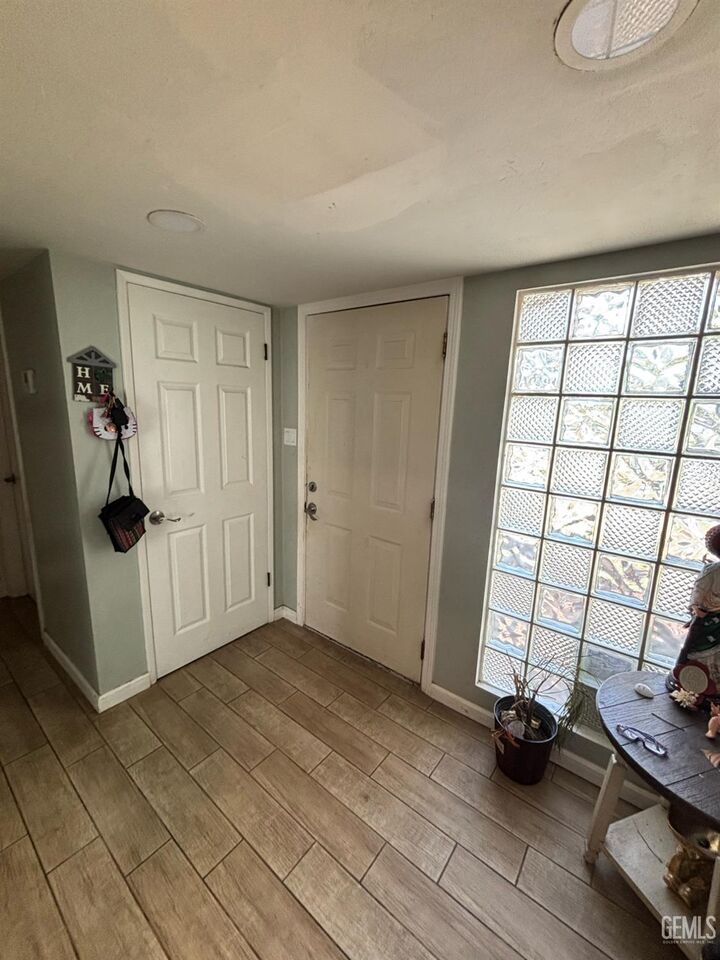 Property Photo: 1721 Buena Vista Street CA 93304