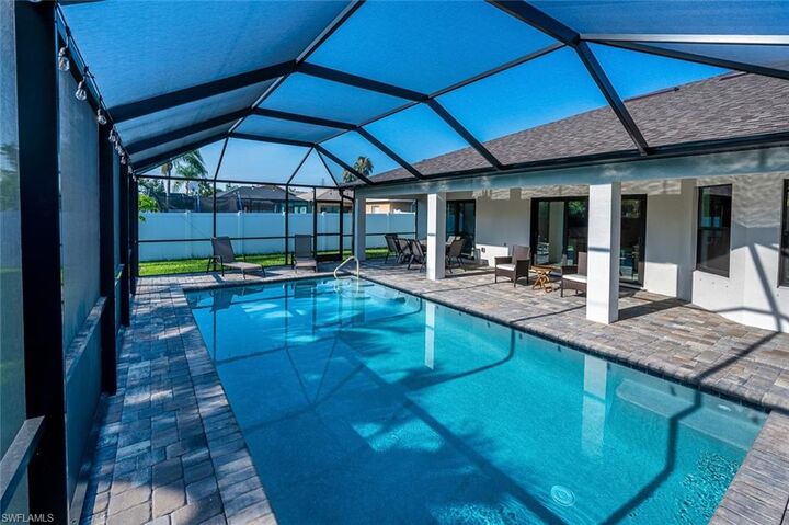 Property Photo:  2906 SE 8th Ave  FL 33904 