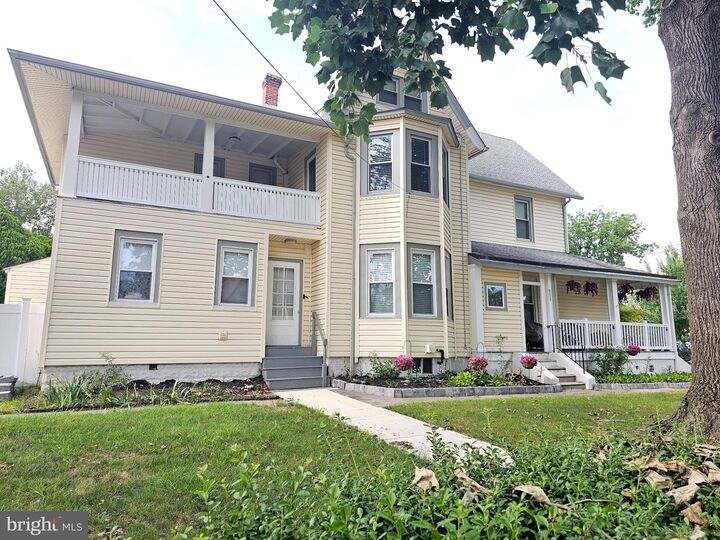Property Photo:  902 W Park Square  PA 19076 