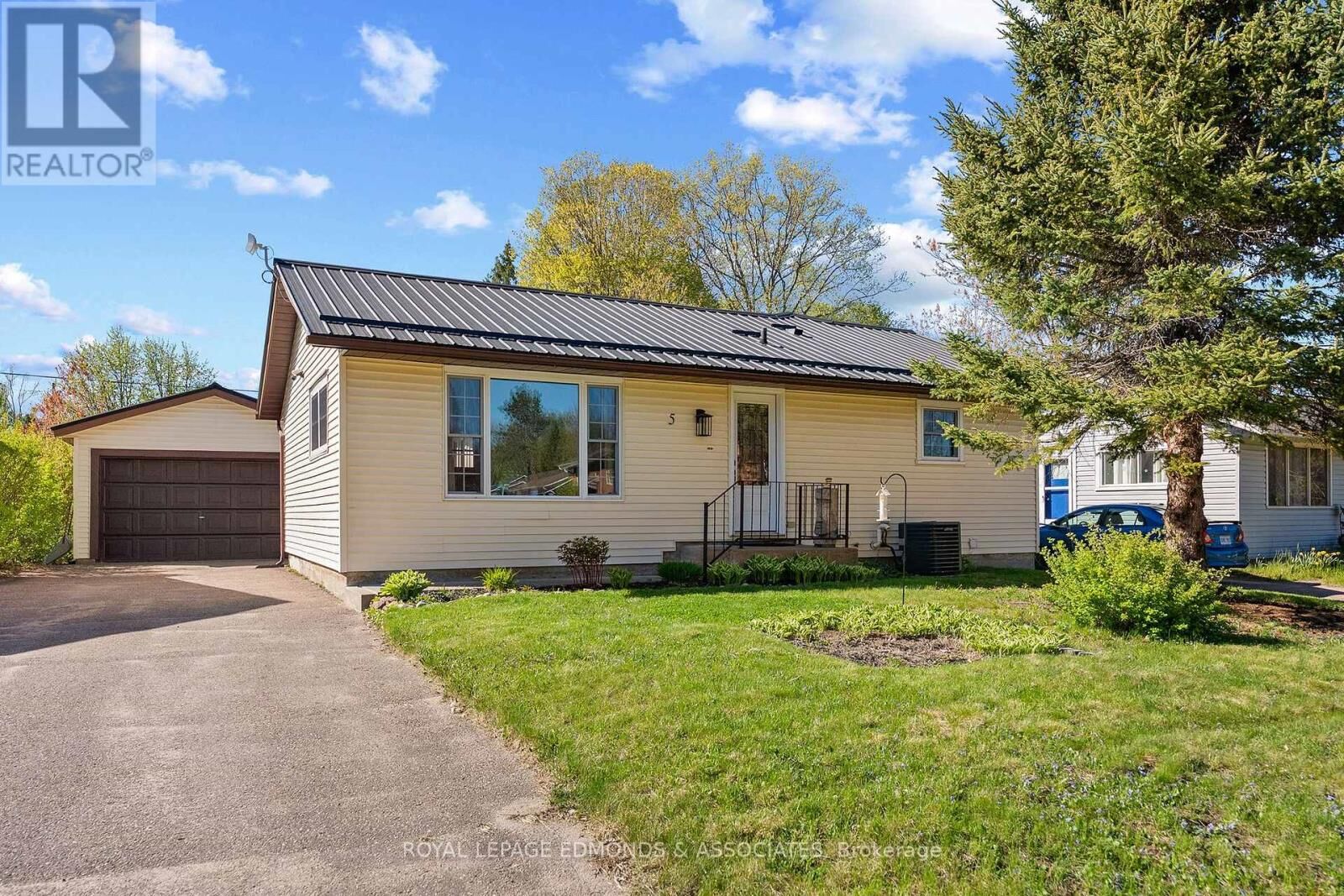 Property Photo:  5 Lasalle Drive  ON K0J 1P0 