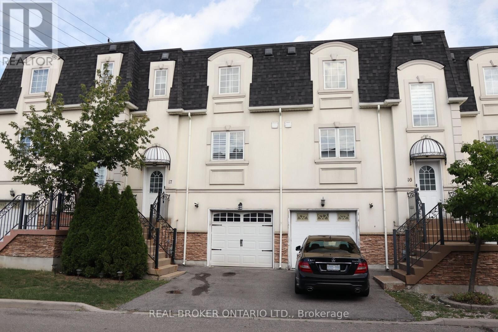 Property Photo: 215 16th Avenue 17 ON L4L 0T8