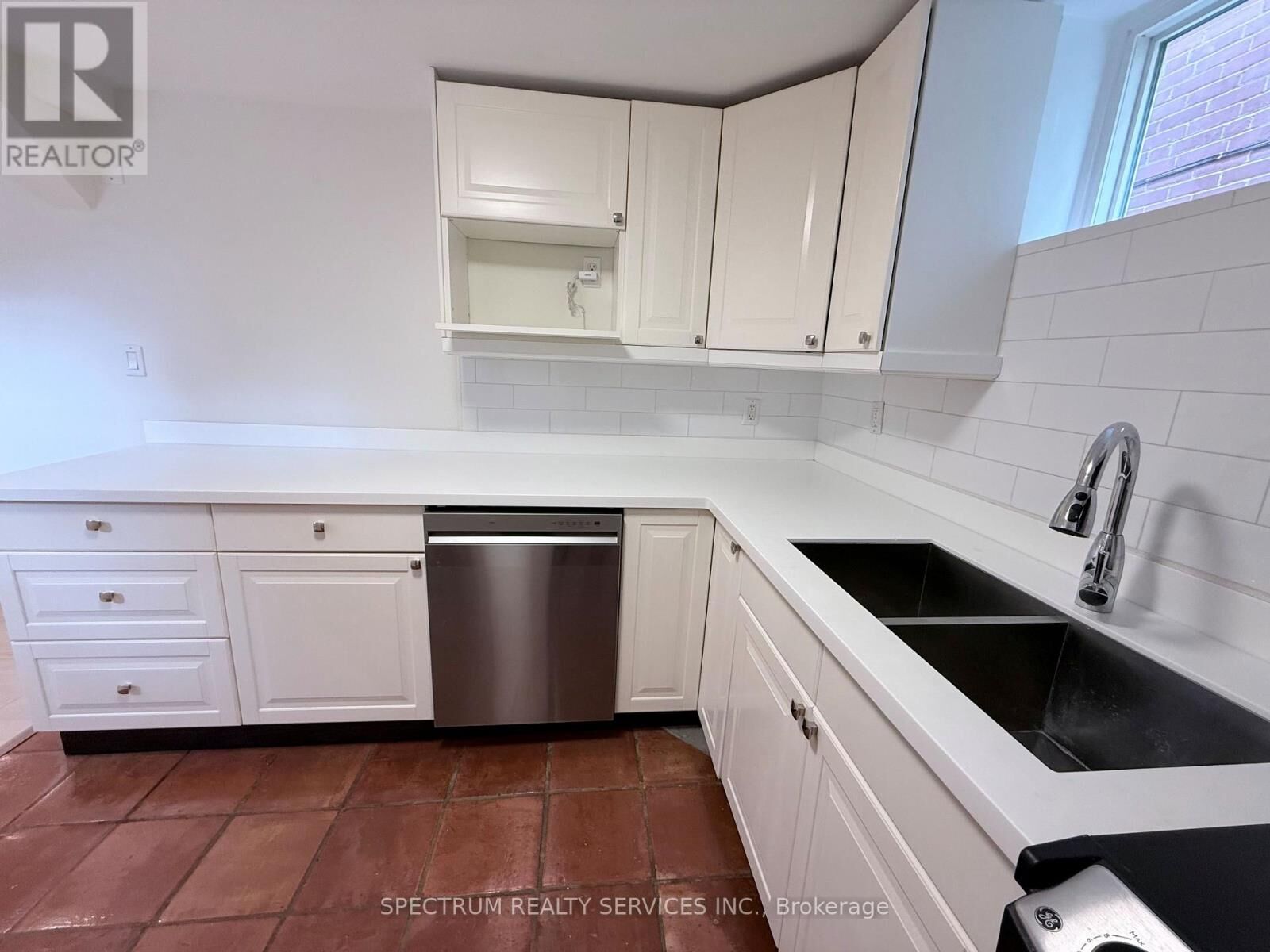 Property Photo: 172 Queenslea Avenue Lower ON M9N 2L3
