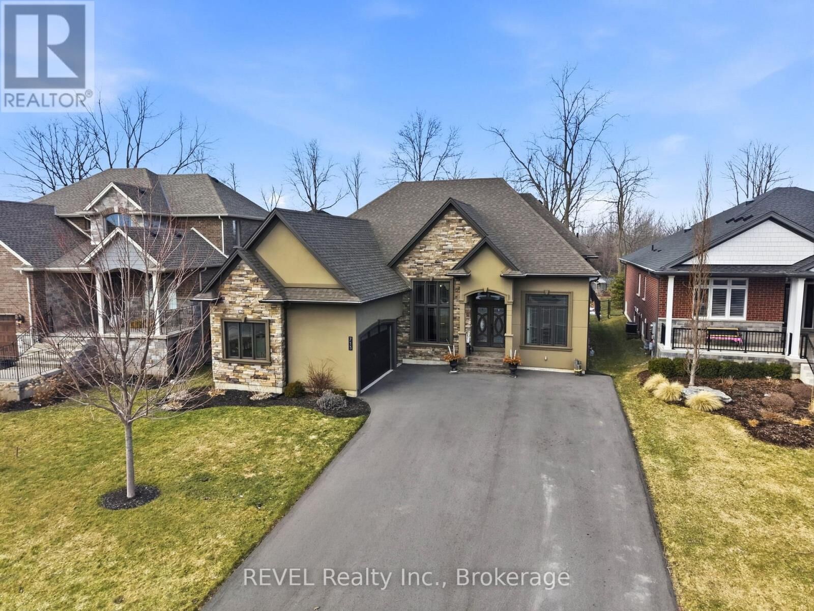 Property Photo:  713 Clarence Street  ON L3K 6B8 