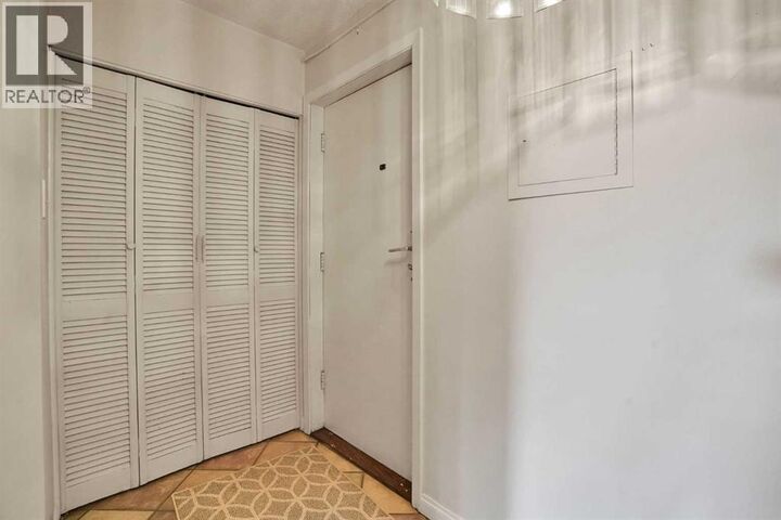 Property Photo:  520 Cedar Crescent Southwest  AB T3C 2Y8 