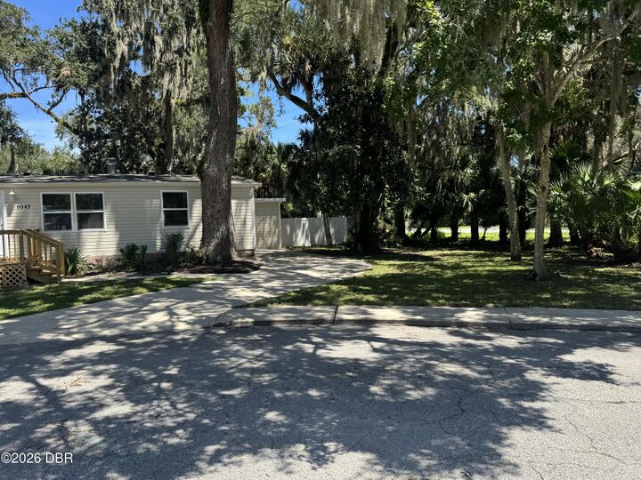 Property Photo: 6043 Galien Court FL 32127