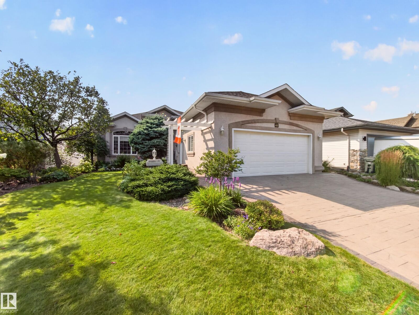 Property Photo:  40 Meadowview Point(E)  AB T8H 2E8 