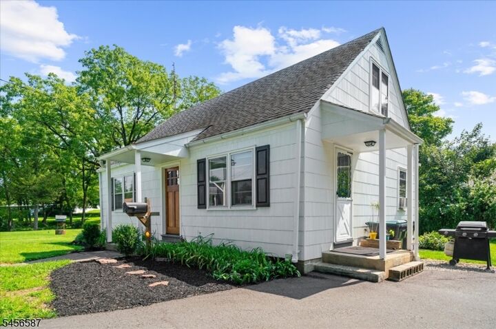 Property Photo:  16 Abbott Ct  NJ 08822 