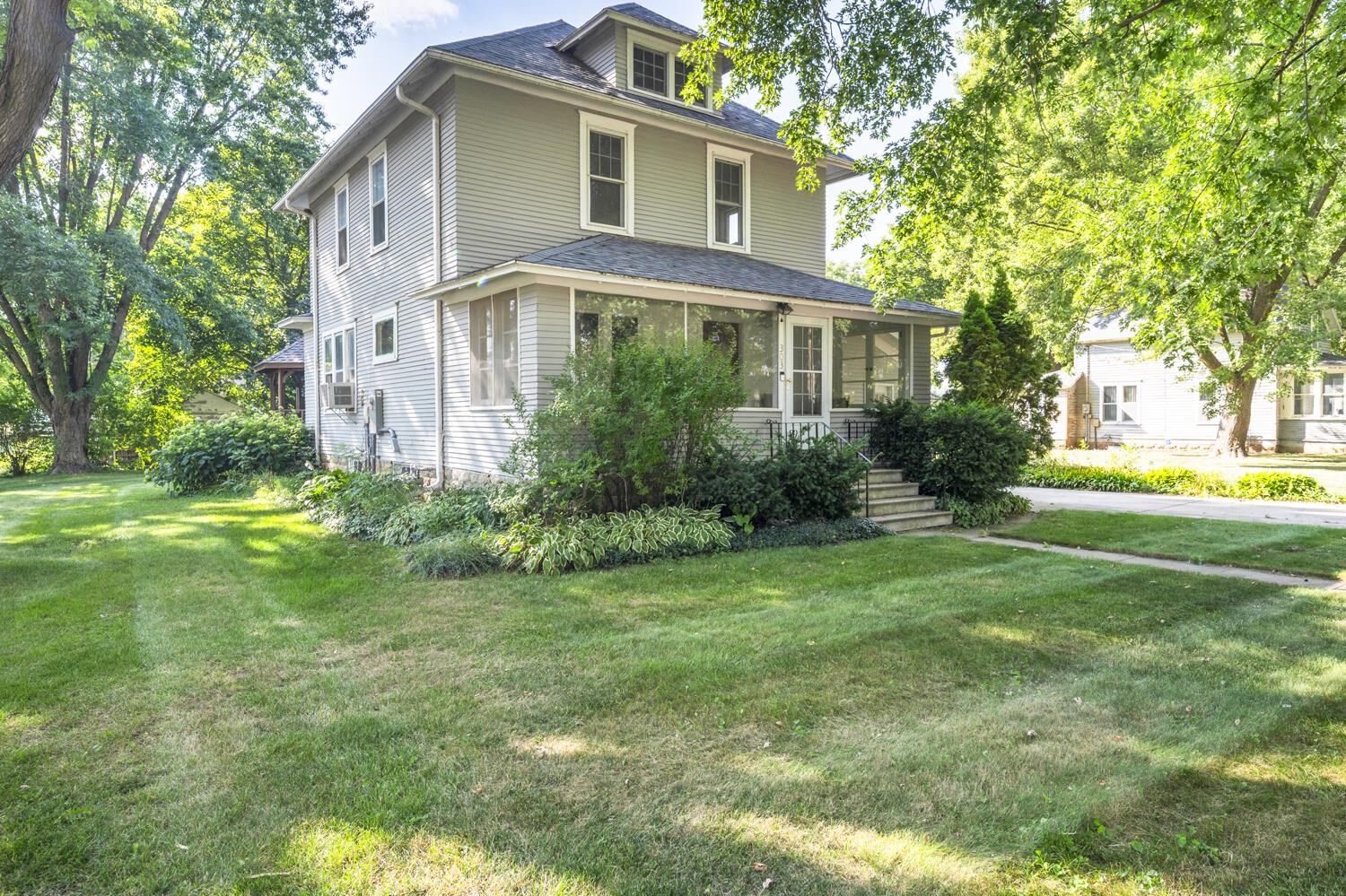 Property Photo: 303 N Lincoln Avenue IA 51342