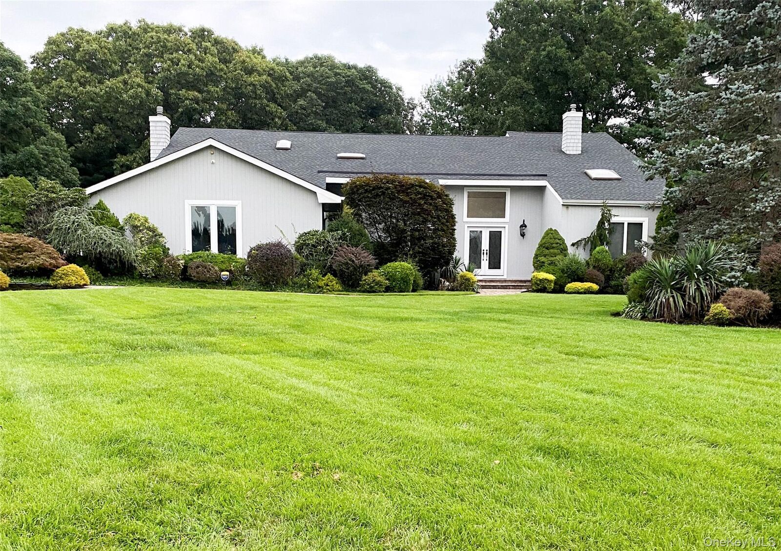 Property Photo:  4 Laurelwood Court  NY 11746 