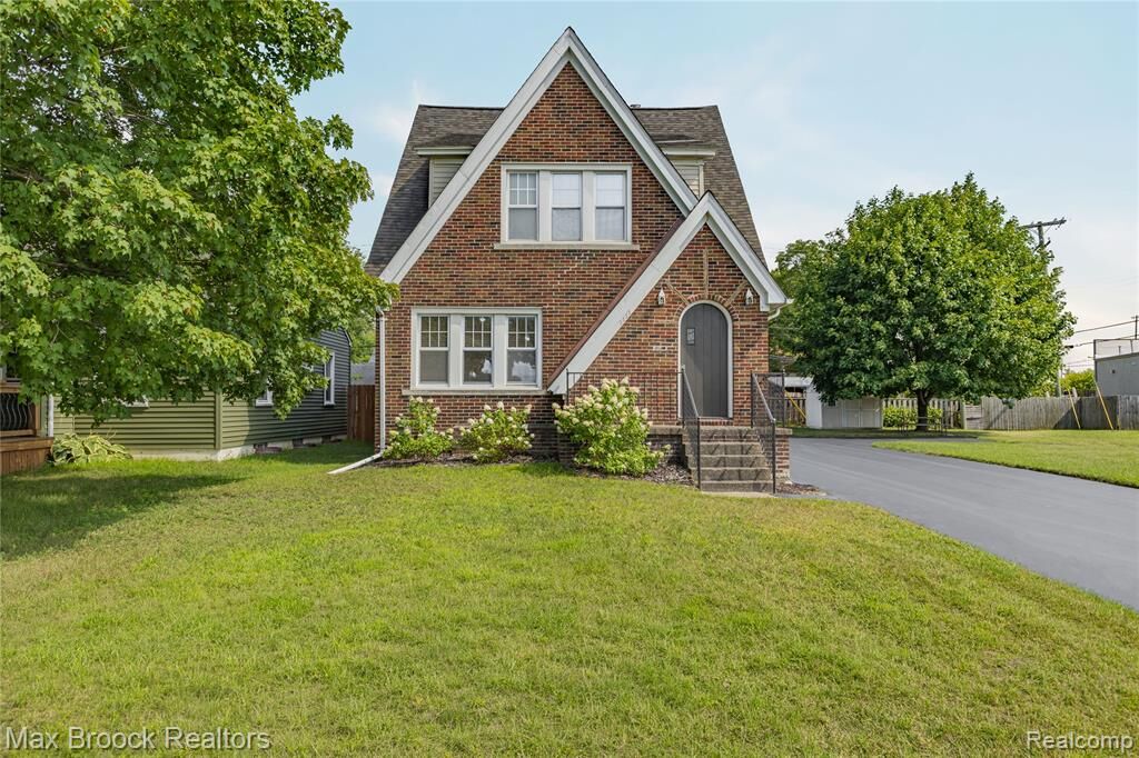 Property Photo: 2222 Montroyal Avenue MI 48328 1726