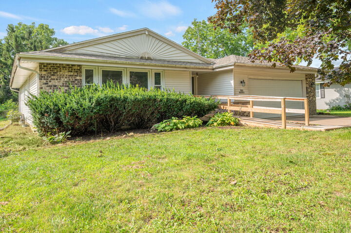 Property Photo:  N52w23799 Parkview Dr  WI 53089 
