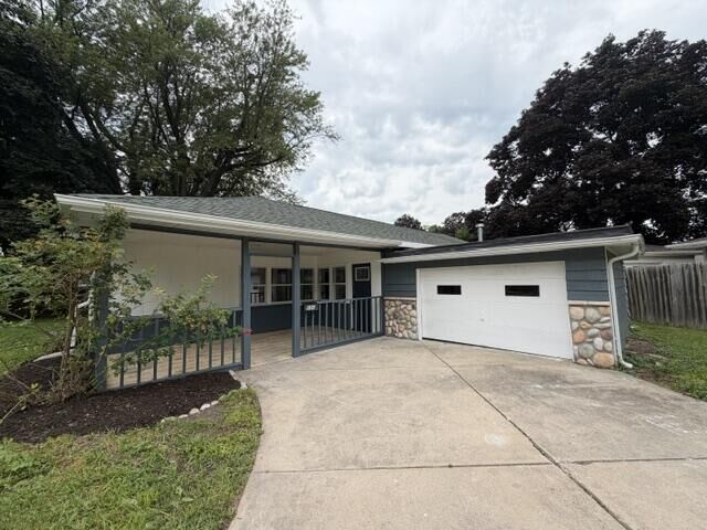 Property Photo: 924 N Oakwood Ave WI 53066